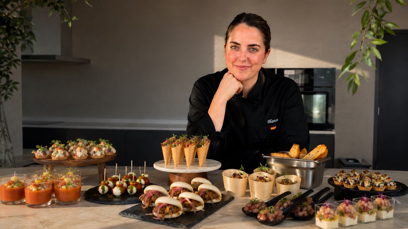 Blanca y su mesa de bocados — La chef con un servicio completo de aperitivo: conos, baos, vasitos y pinchos. Todo hecho en casa, todo el mismo día.