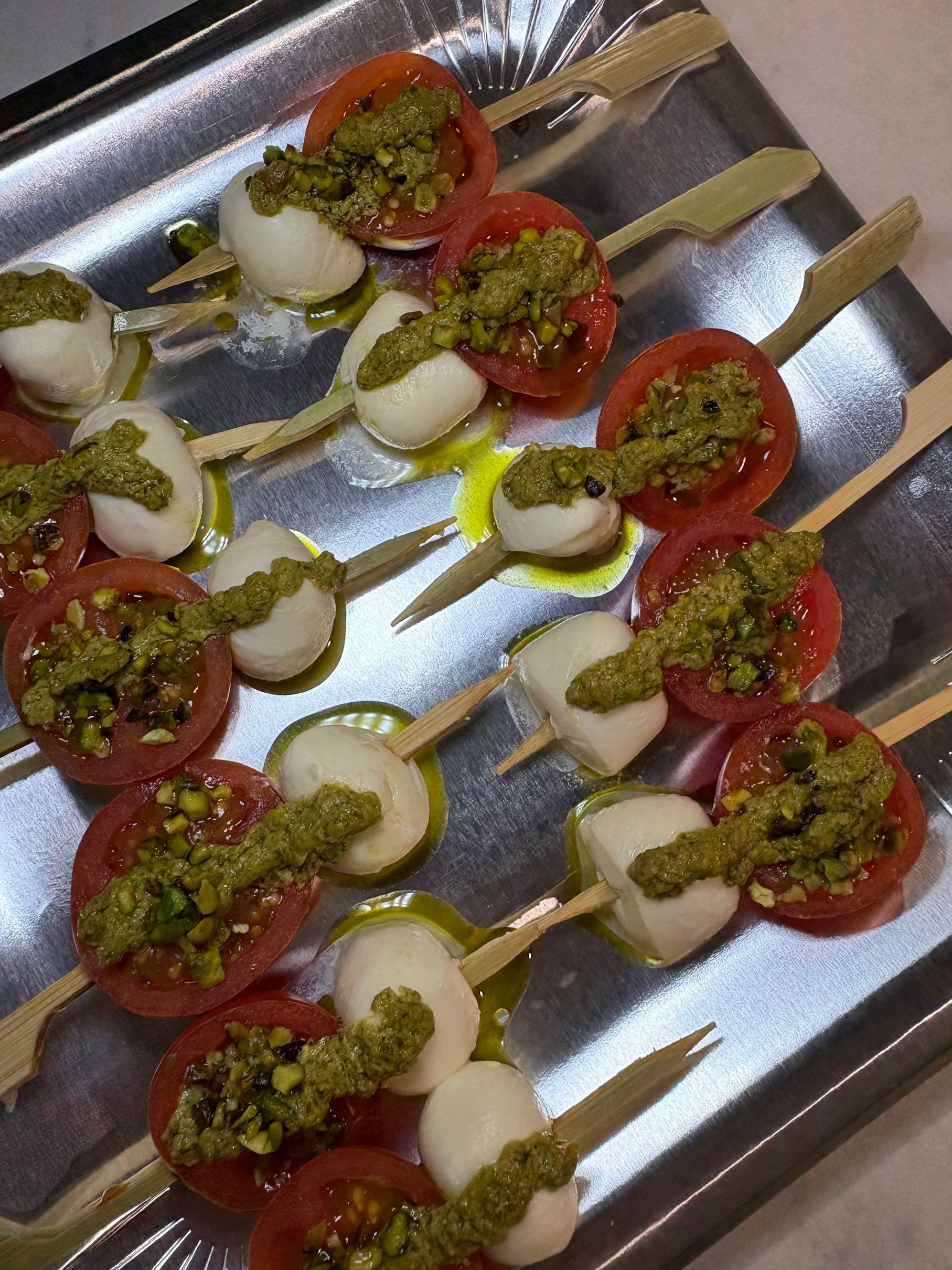 Brocheta caprese, pesto de pistacho — Tomate cherry · mozzarella · pistacho de Bronte