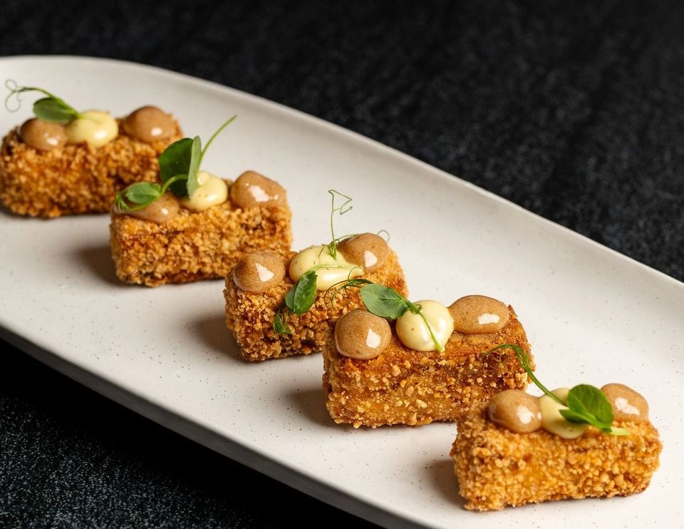 Brioche de carrillera, salsa de yema y tenkatsu — Brioche · carrillera ibérica · yema · tenkatsu