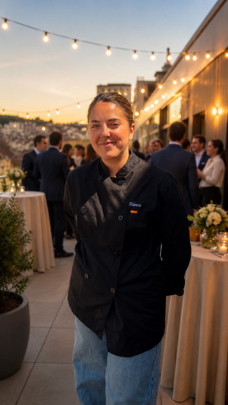 Blanca, chef de Sucar Catering, durante un cóctel de empresa en una azotea de Madrid al atardecer