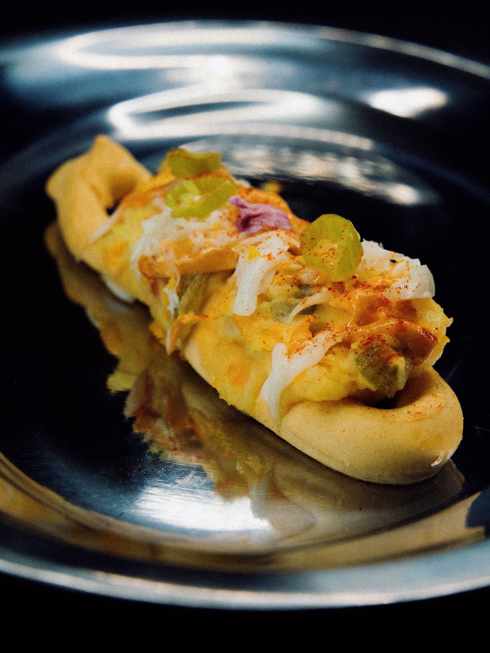 Brioche de ensaladilla — Pan brioche tostado, ensaladilla casera y encurtidos crujientes por encima.