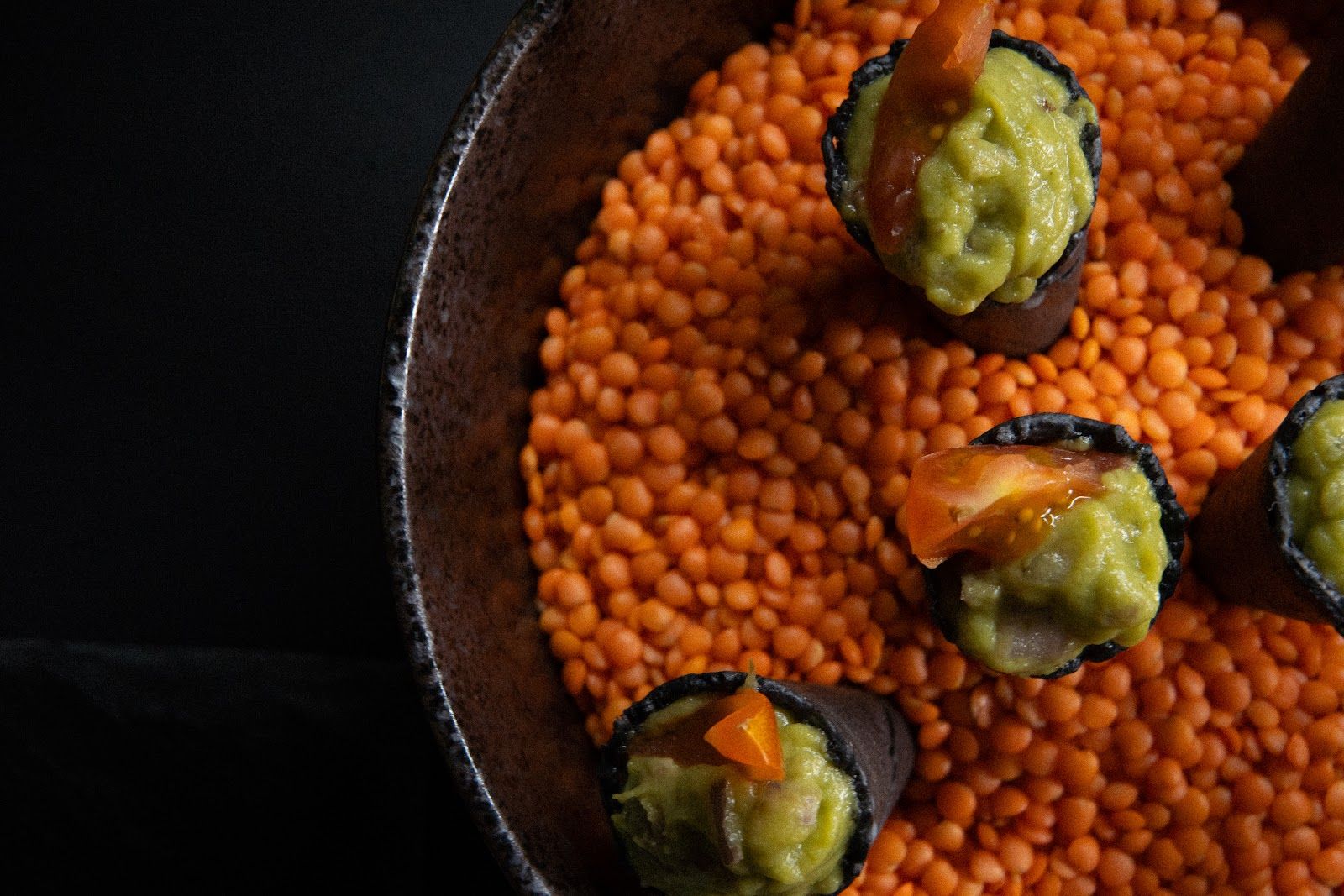 Cono de alga nori y guacamole — Cono crujiente de alga, guacamole cremoso y tomate encurtido. Un bocado de un gesto.