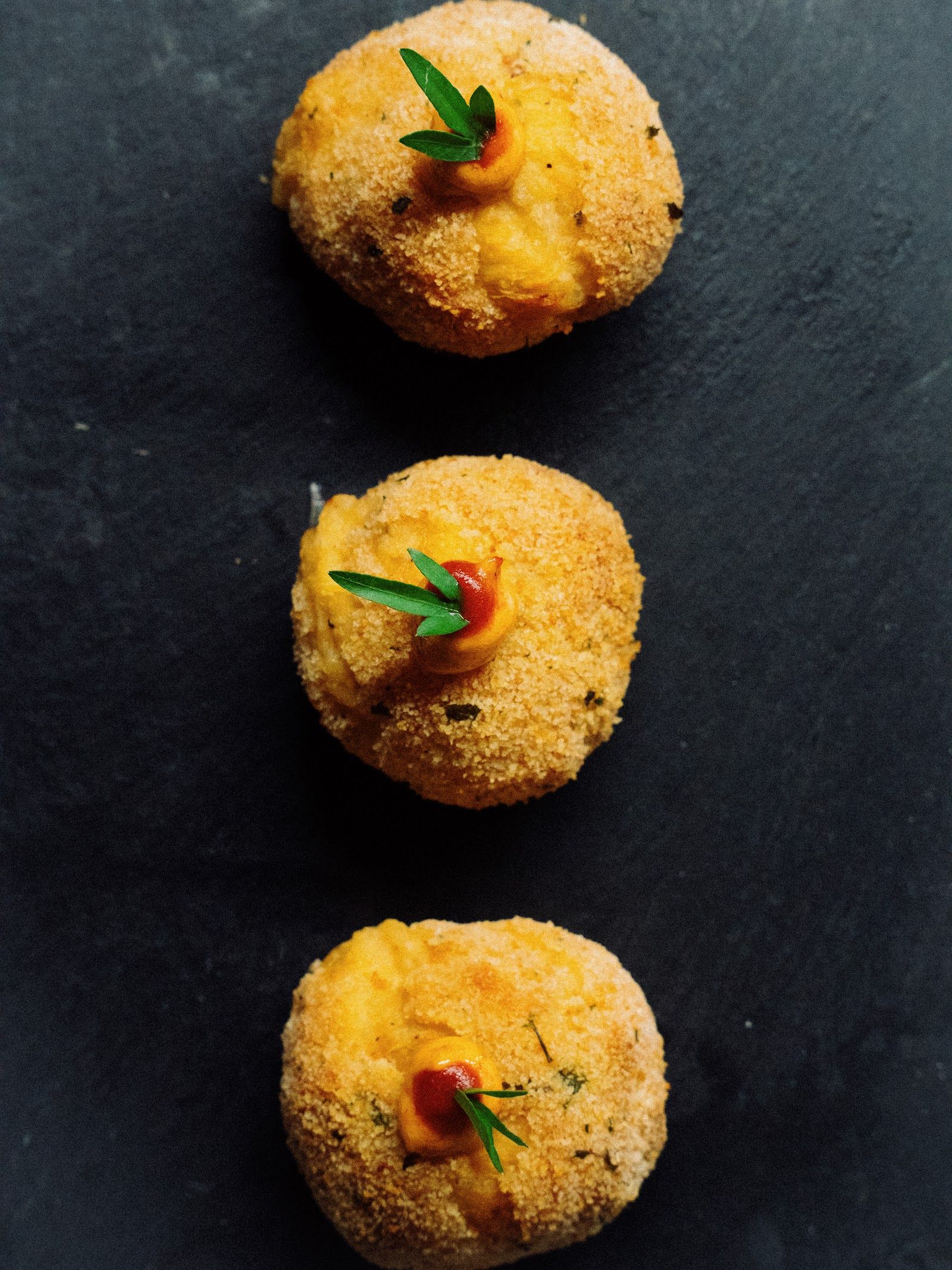 Croqueta cremosa de la casa — Bechamel fundente, rebozado fino y su punto de salsa.