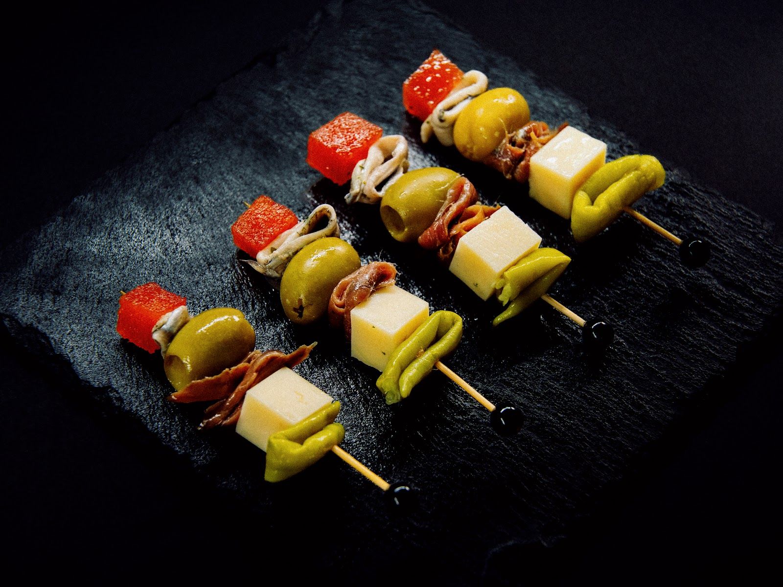 Gilda Sucar — Piparra, aceituna manzanilla, queso curado y anchoa del Cantábrico en un pincho.