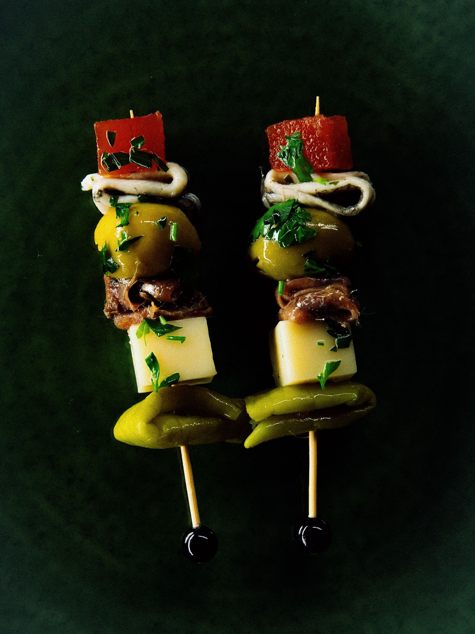 Banderilla de encurtidos y anchoa — Versión de la gilda con tomate, queso y anchoa. Bocado de aperitivo clásico bien hecho.