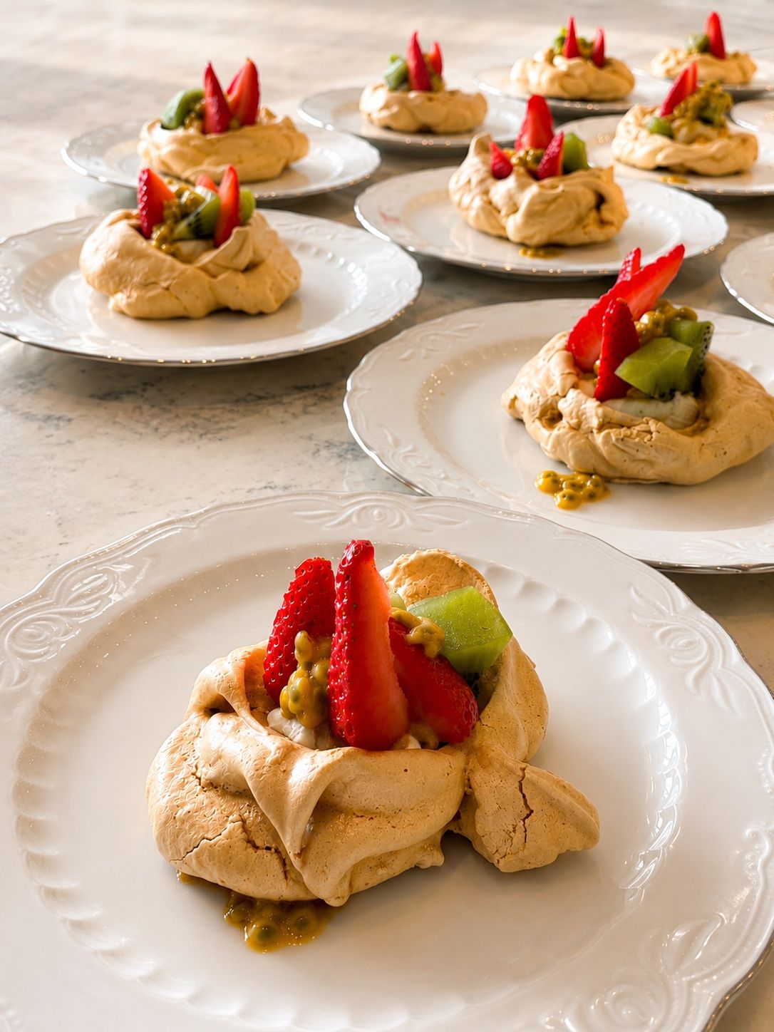 Pavlova de frutas — Merengue horneado, nata, fresas, kiwi y fruta de la pasión. Postre individual para cerrar el menú.