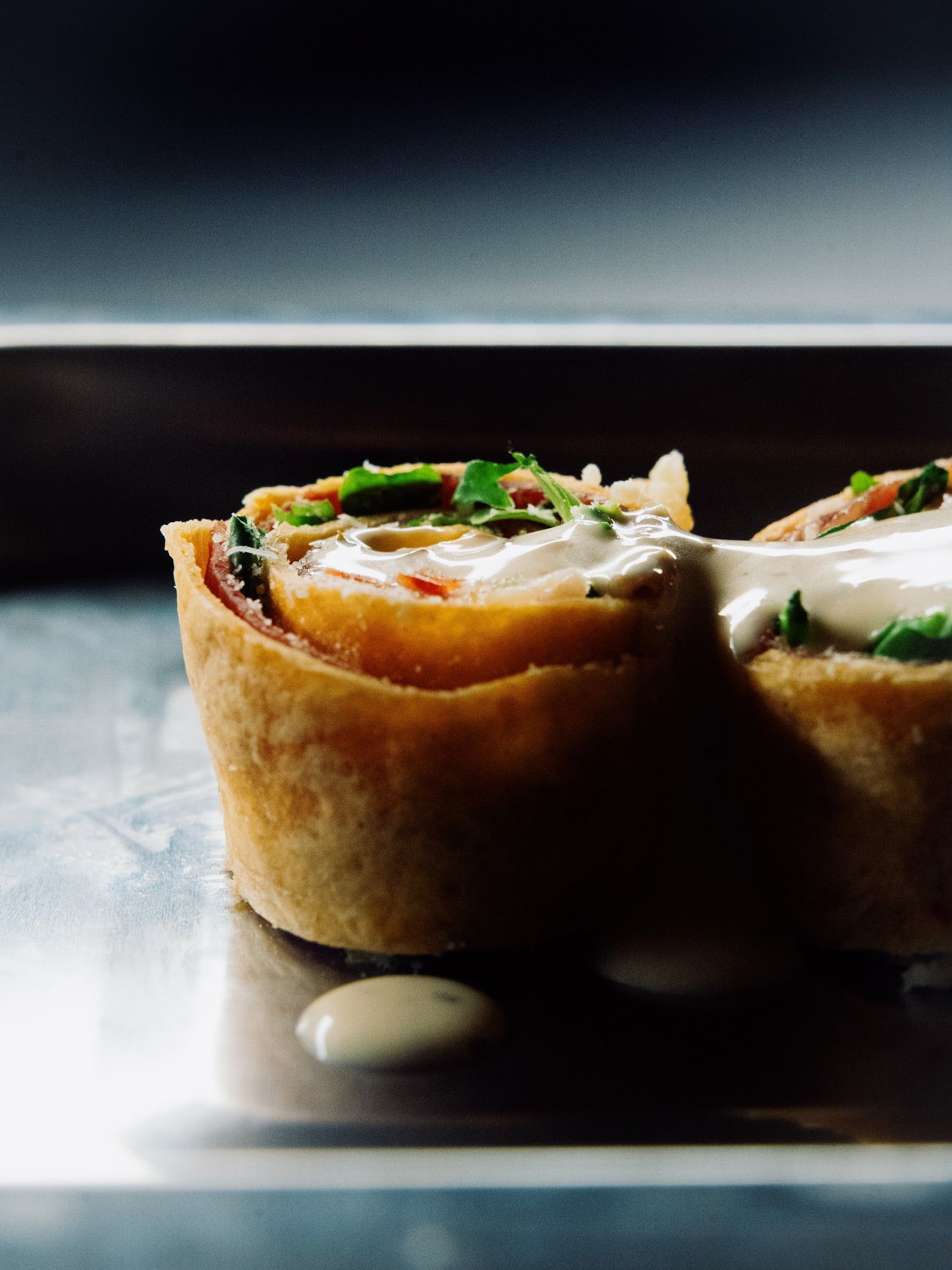 El corte del rollito — El detalle que muestra las capas: tortilla, embutido y verde fresco.