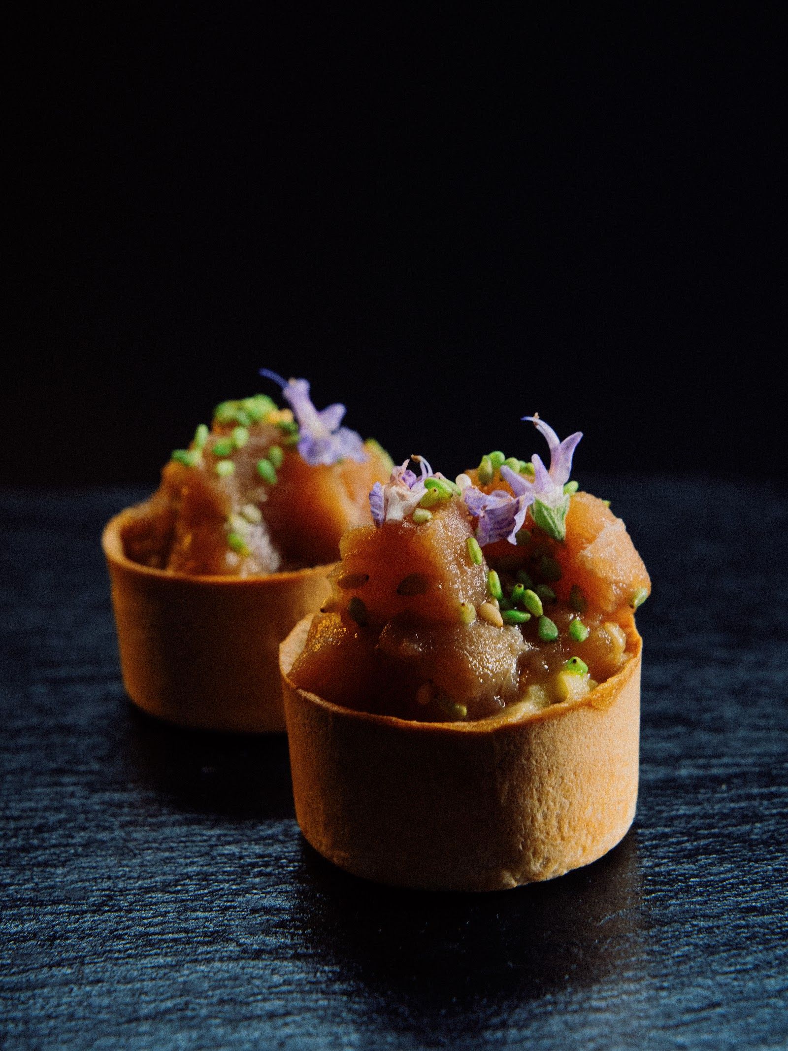 Tartaleta crujiente con tartar templado — Masa fina horneada al momento, tartar de temporada y un punto de flor de romero.