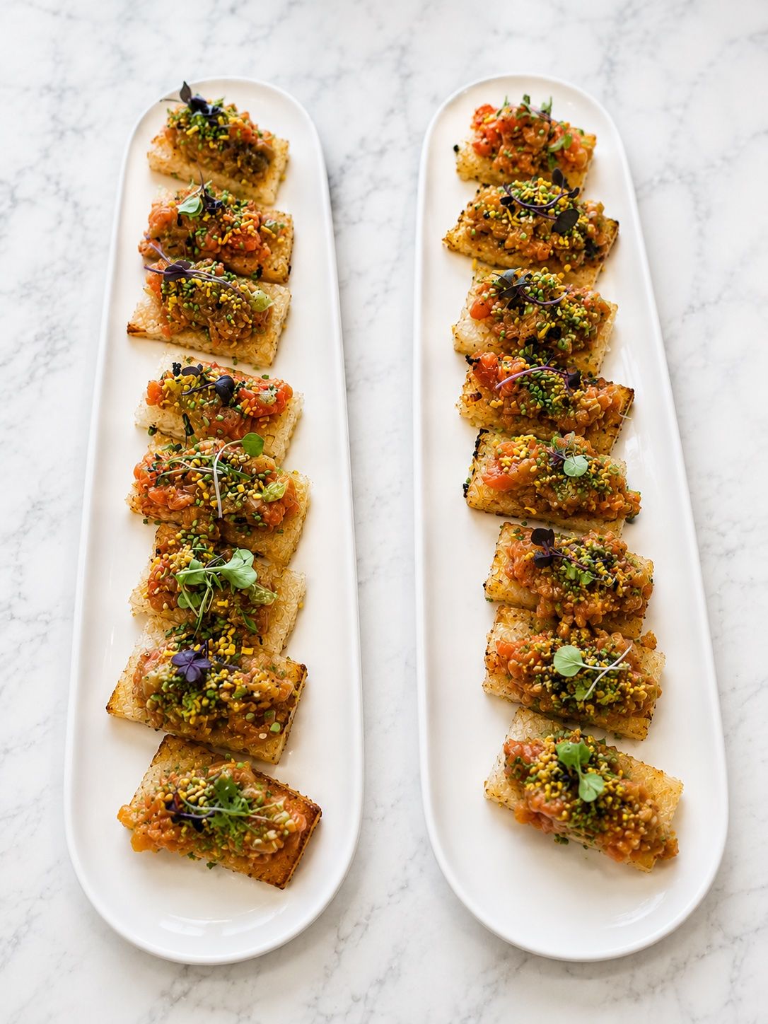 Tosta de tomate y pistacho — Pan crujiente, tomate concassé, pistacho picado y microbrotes. Un bocado fresco de aperitivo.
